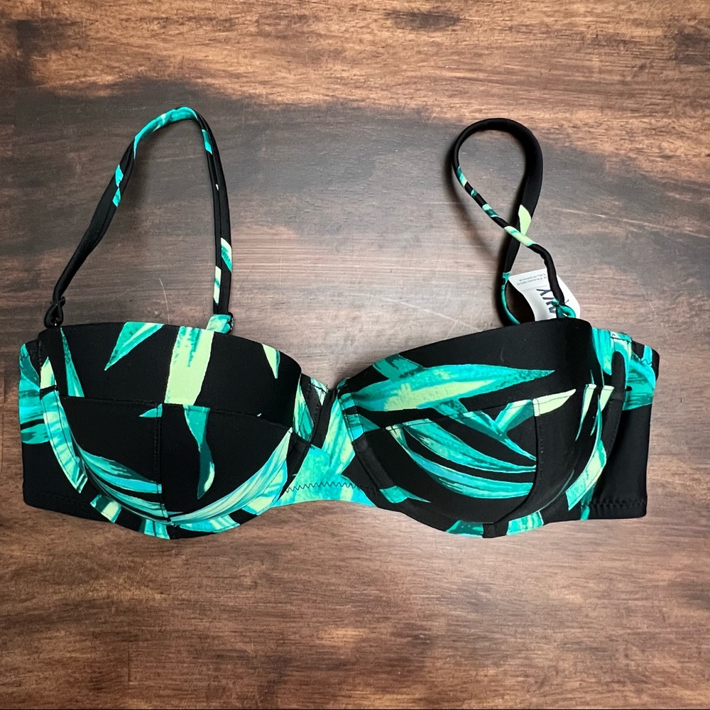 Black & Teal Leaf Print Underwire Swim Top - Women